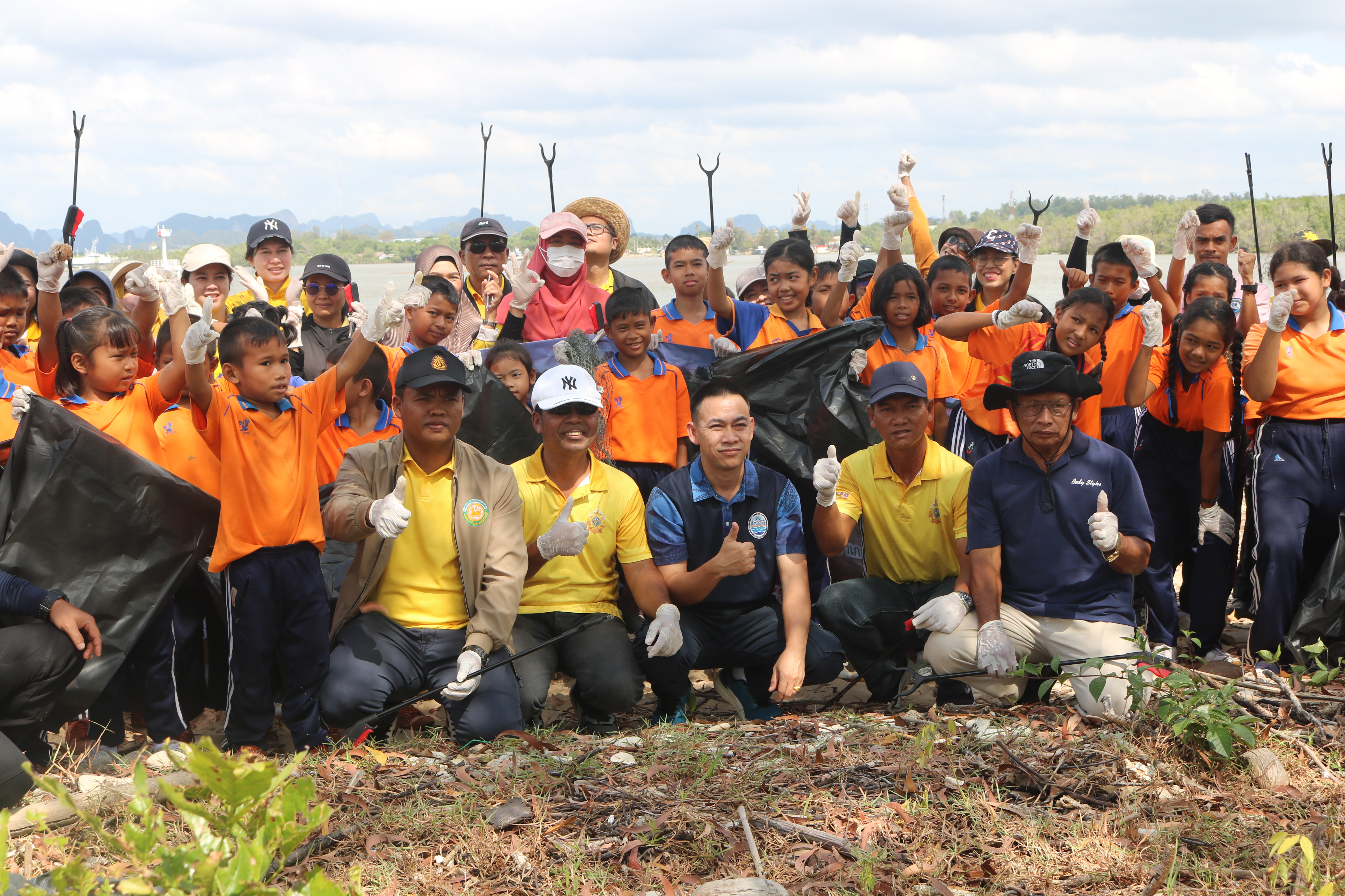 โครงการเก็บขยะทะเลที่ตกค้างในระบบนิเวศอย่างมีส่วนร่วมบริเวณปากแม่น้ำกระบี่ ประจำปี 2568