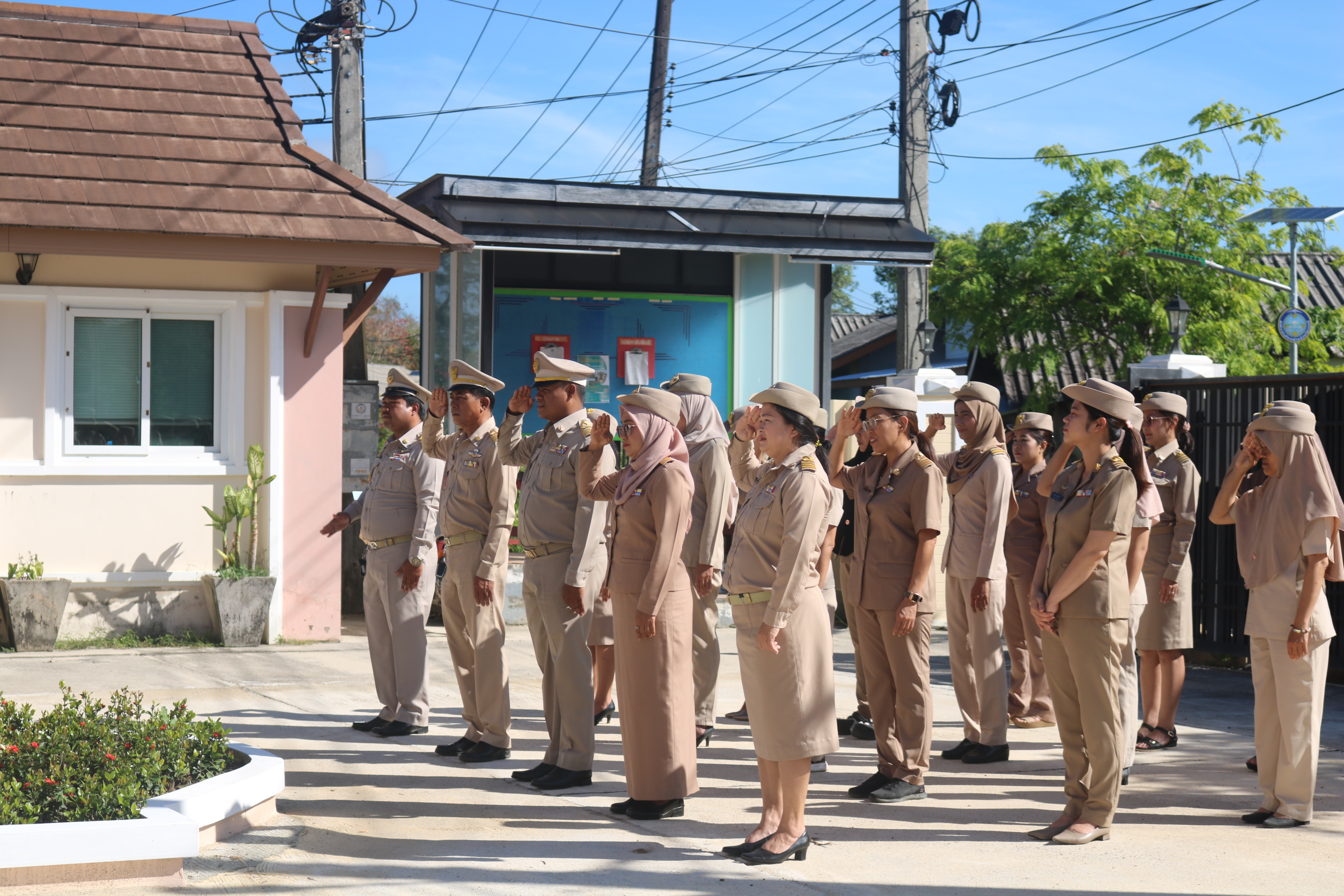 ร่วมกิจกรรมเคารพธงชาติและร้องเพลงชาติไทย